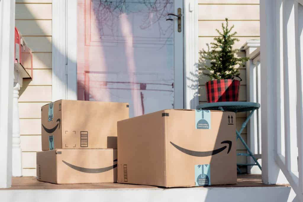 holiday-packages-delivered-to-the-front-porch-online-shopping-retail-christmas-shopping_t20_1QxzPN